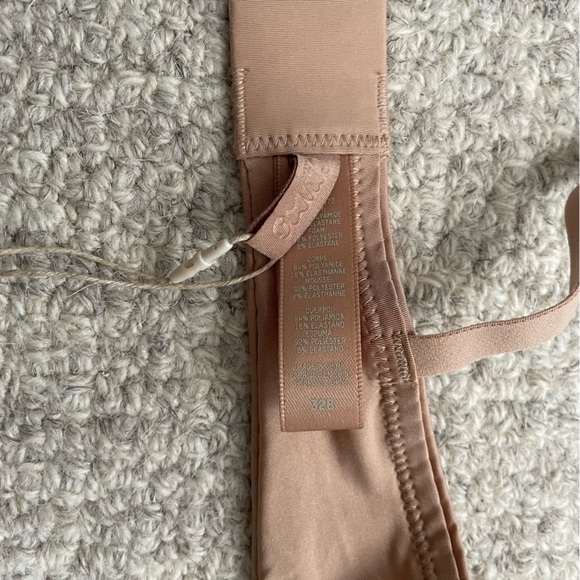 SKIMS Wireless Form Push Up Plunge Bra Clay - Picture 6 of 6